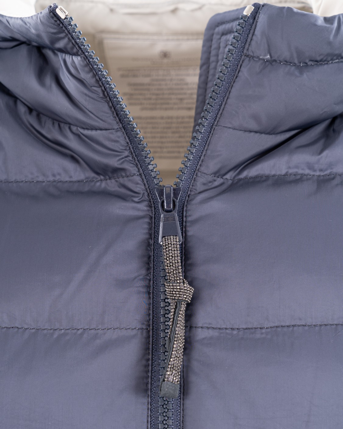 shop BRUNELLO CUCINELLI  Bomber: Brunello Cucinelli piumino in nylon opaco idrorepellente. 
Chiusura con zip e doppio cursore.
Tasche basse.
Fondo con coulisse.
Cappuccio regolabile con coulisse.
Decorazione in monile Nickel-free.
Imbottitura realizzata con materiali naturali di alta qualità: 90% piumino d'oca, 10% piuma d'oca.
Composizione: 100% Poliestere. 
Made in Italy.. MH5042699-C8901 number 7940788